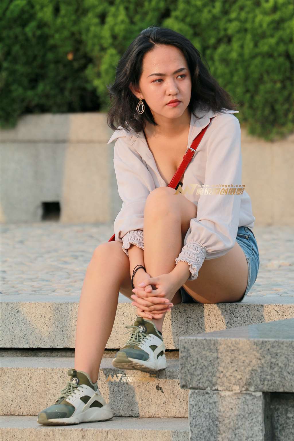 图片[1]-健康肤色美女若有所思……-街拍流行馆