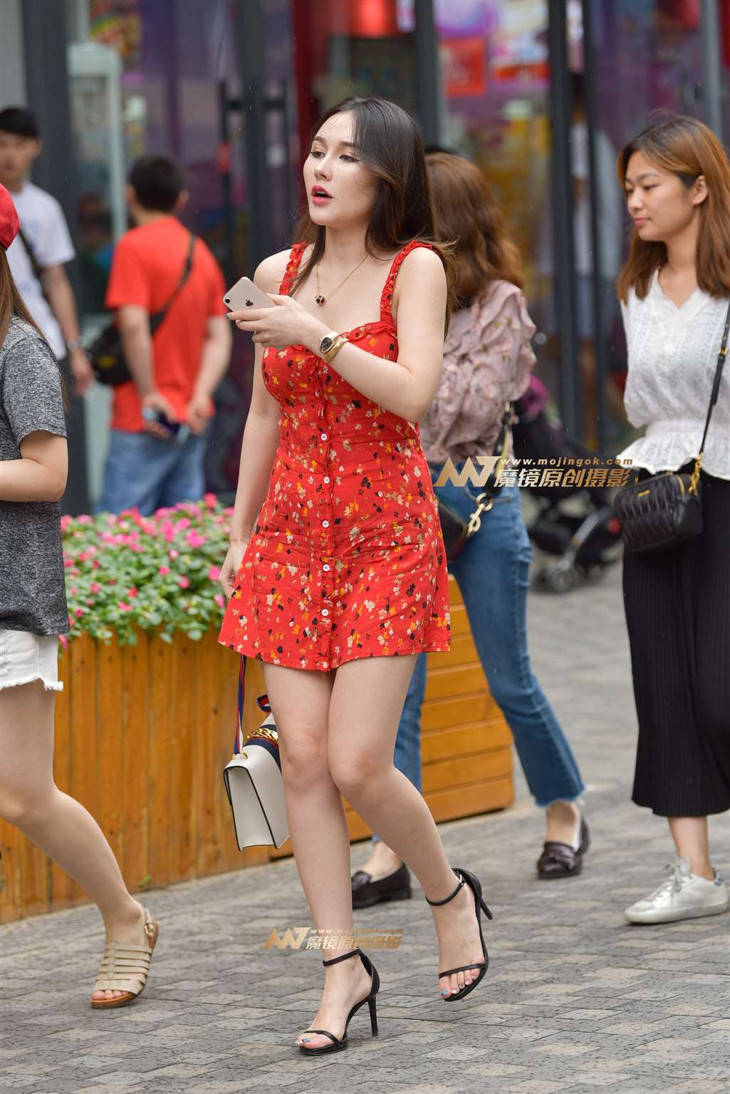 图片[1]-【赛德克赛帖】性感红裙美腿女郎-街拍流行馆
