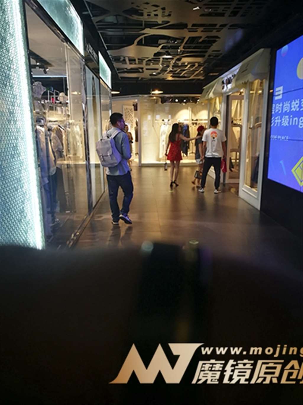 图片[2]-【赛德克赛帖】性感红裙美腿女郎-街拍流行馆