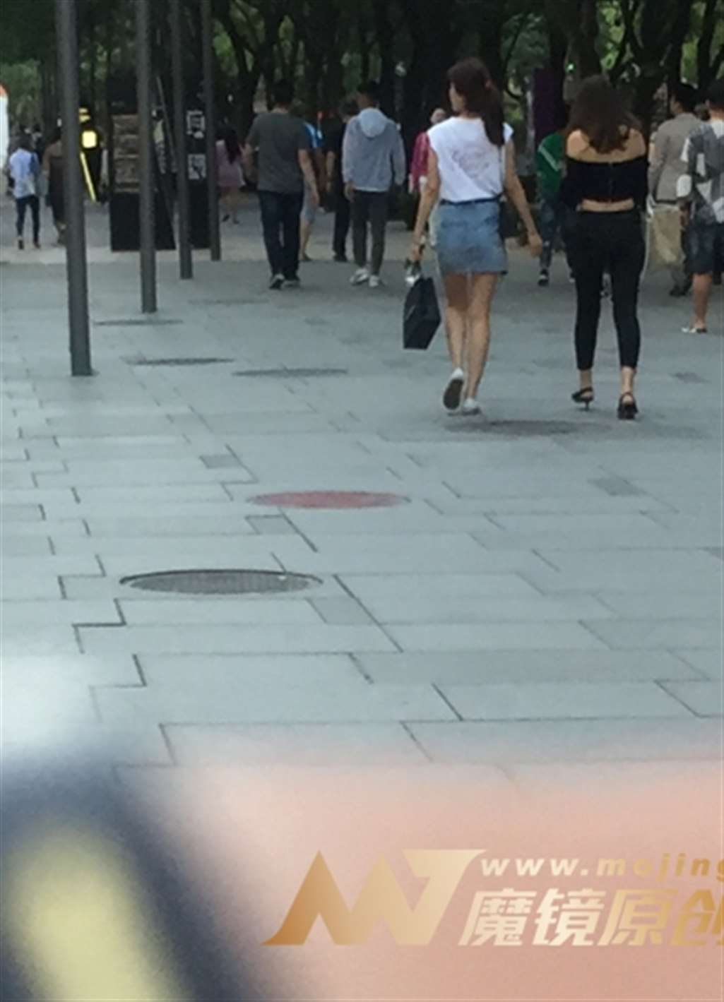 图片[3]-【红石赛帖】性感牛仔裤少妇-街拍流行馆