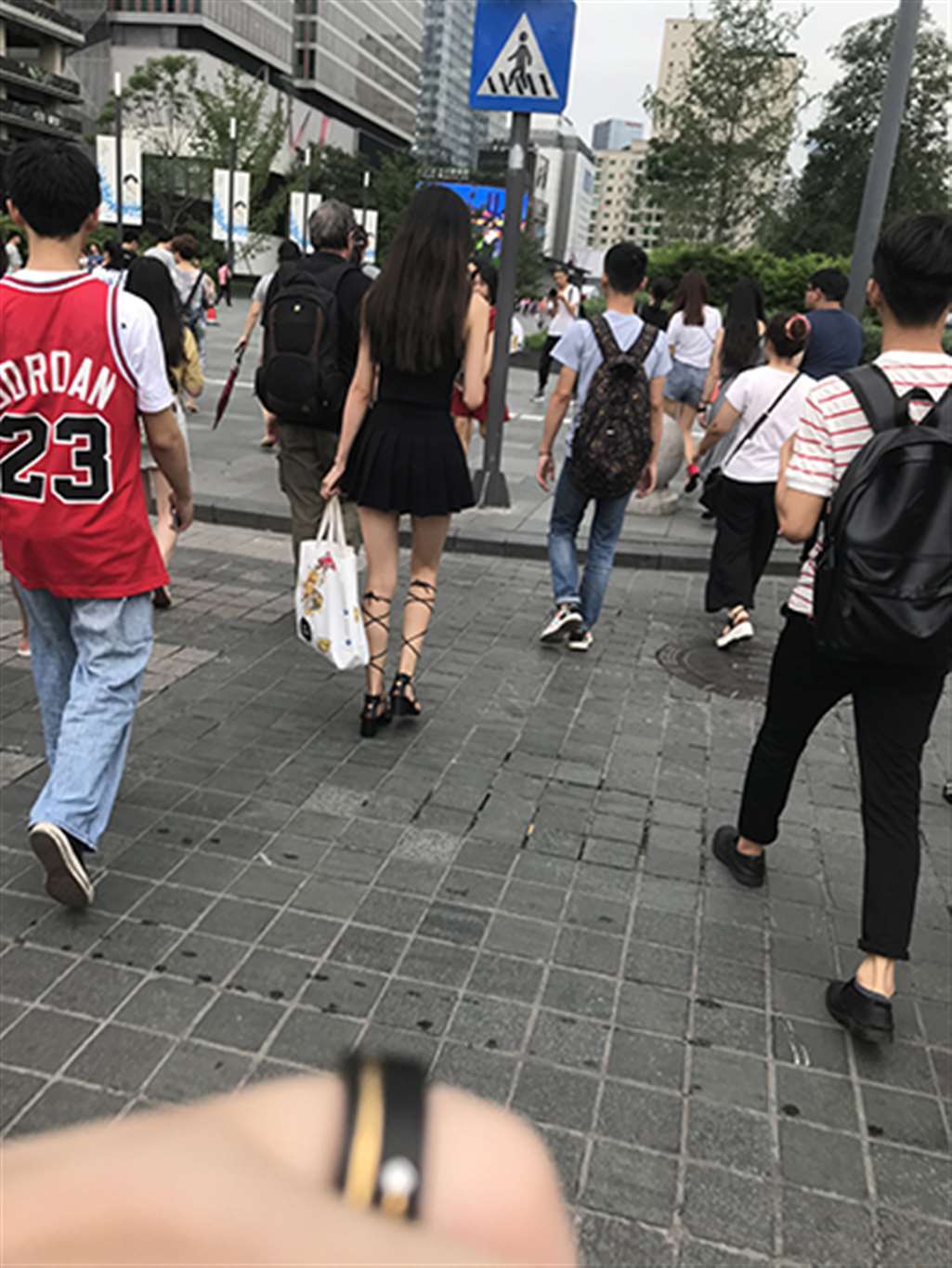 图片[3]-[辉辉赛贴】大长腿绑带鞋气质小姐姐-街拍流行馆