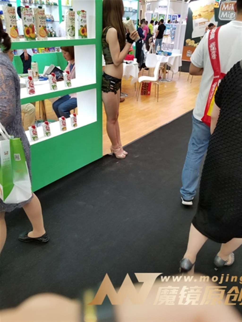 图片[3]-【番茄酱赛帖】甜美的迷彩热裤模特-街拍流行馆