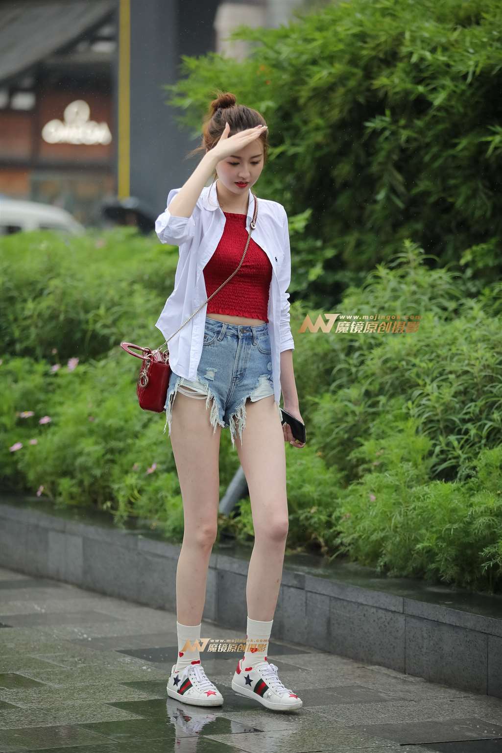 图片[1]-【凯恩赛帖】气质美女 一双白白长腿让女人羡慕-街拍流行馆