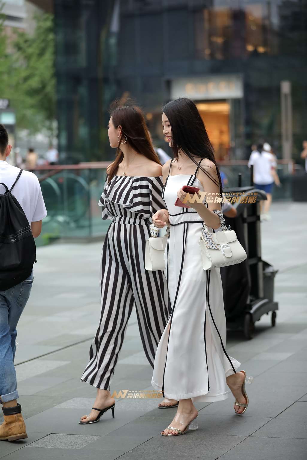 图片[1]-【凯恩赛帖】清新秀丽姐妹花 美女的气质不是谁都有!-街拍流行馆