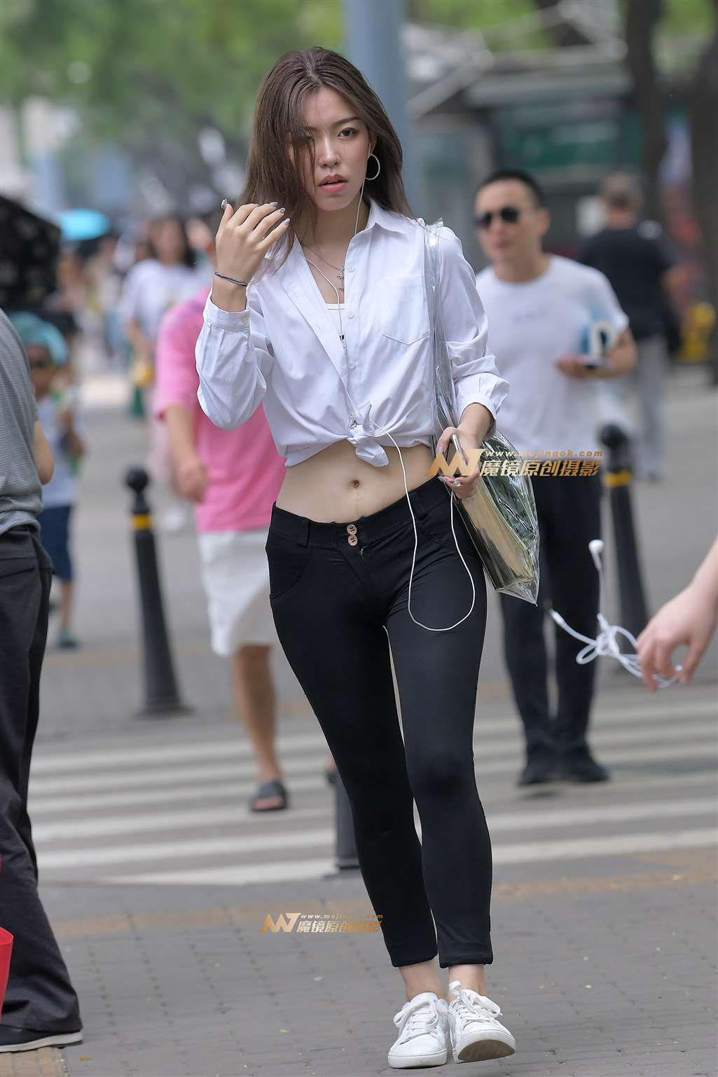 图片[4]-【红石赛帖】黑色紧身裤美女-街拍流行馆