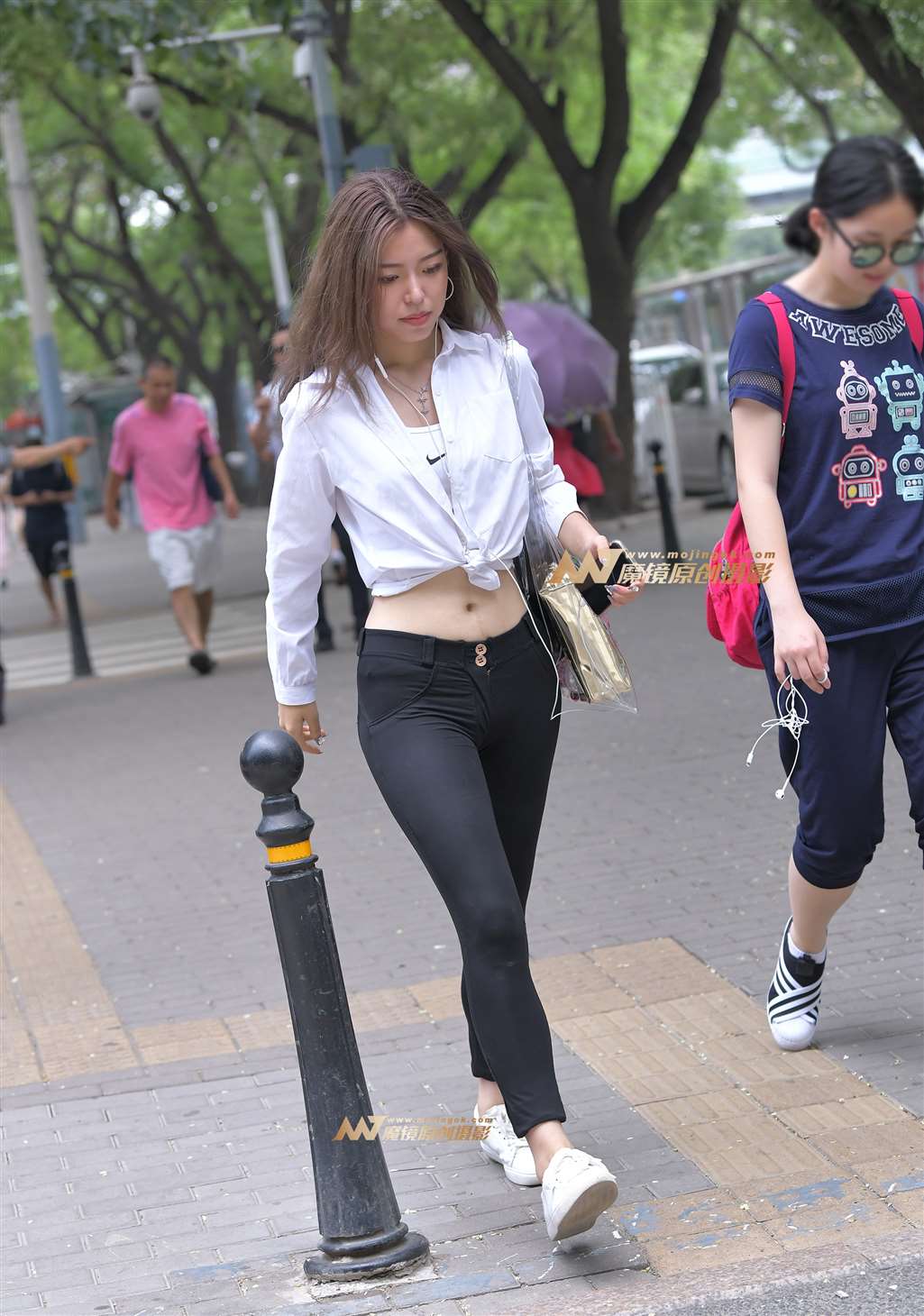 图片[1]-【红石赛帖】黑色紧身裤美女-街拍流行馆