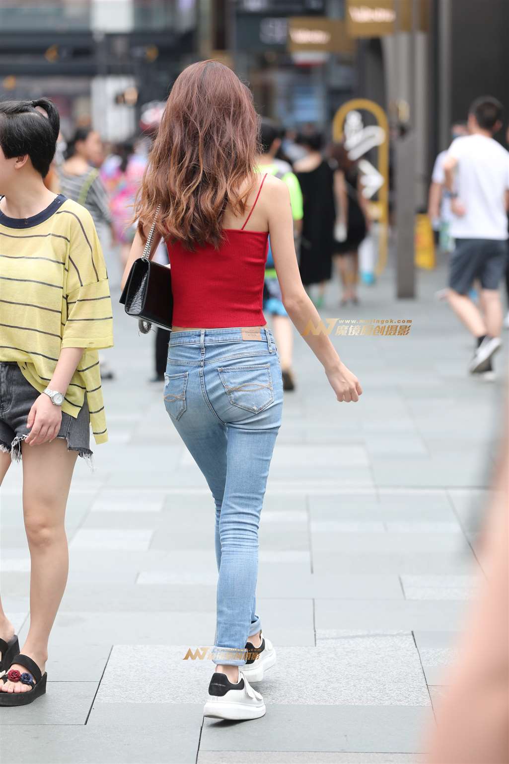 图片[2]-【辉辉赛贴】红色背心漂亮小姐姐-街拍流行馆
