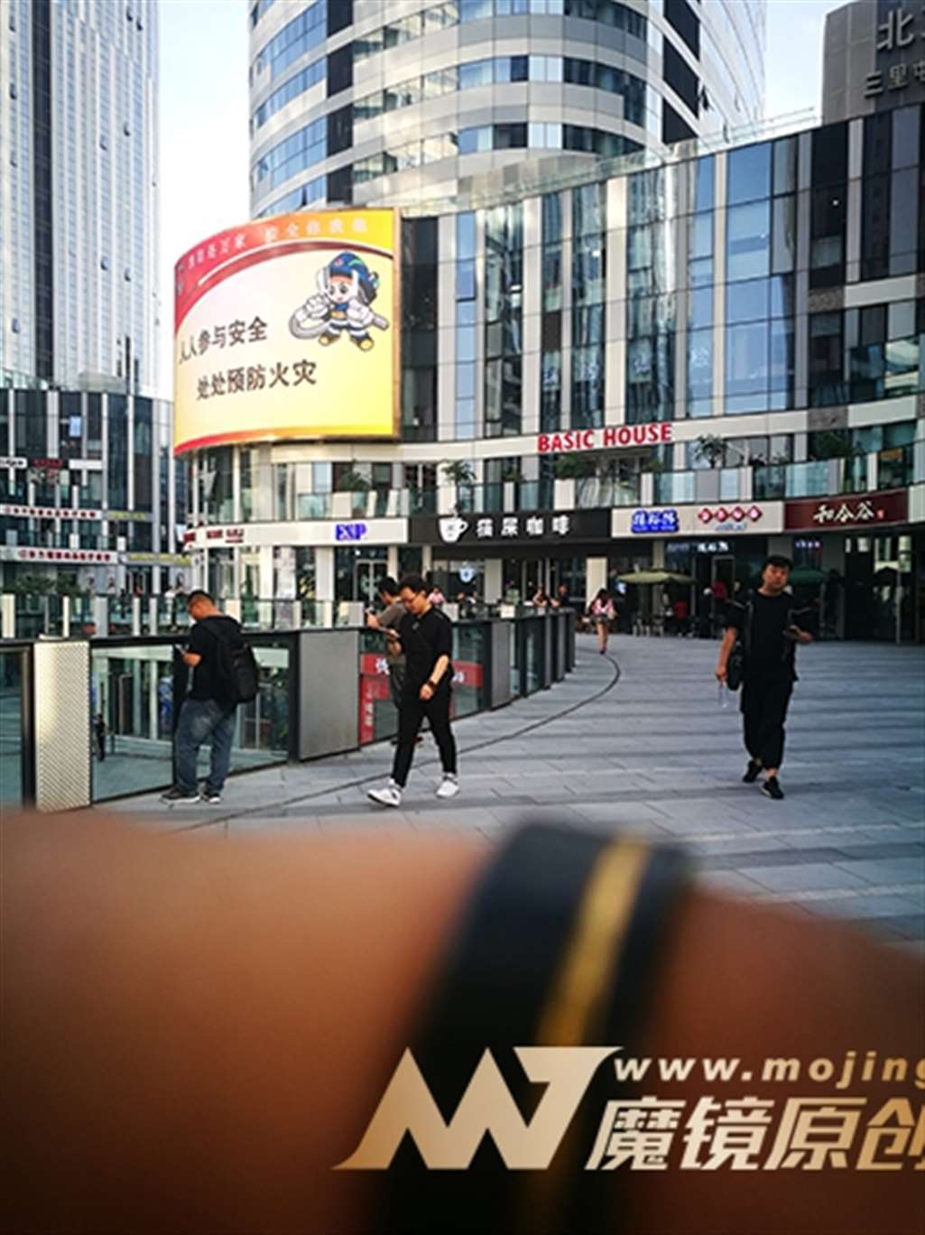 图片[2]-【赛德克赛帖】行走如风的超短仔裤妹-街拍流行馆