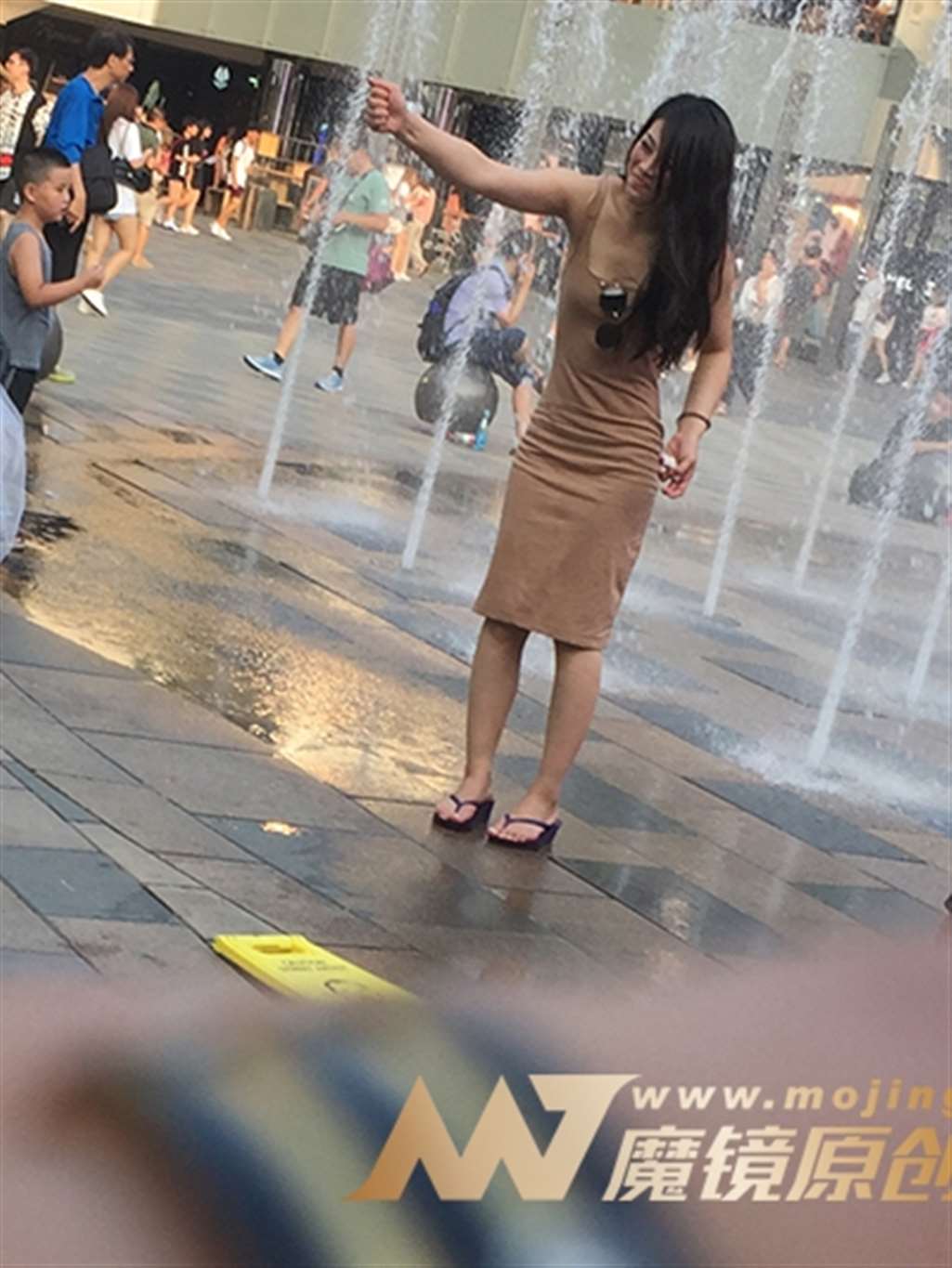 图片[3]-【红石赛帖】戏水中的温婉妈妈-街拍流行馆