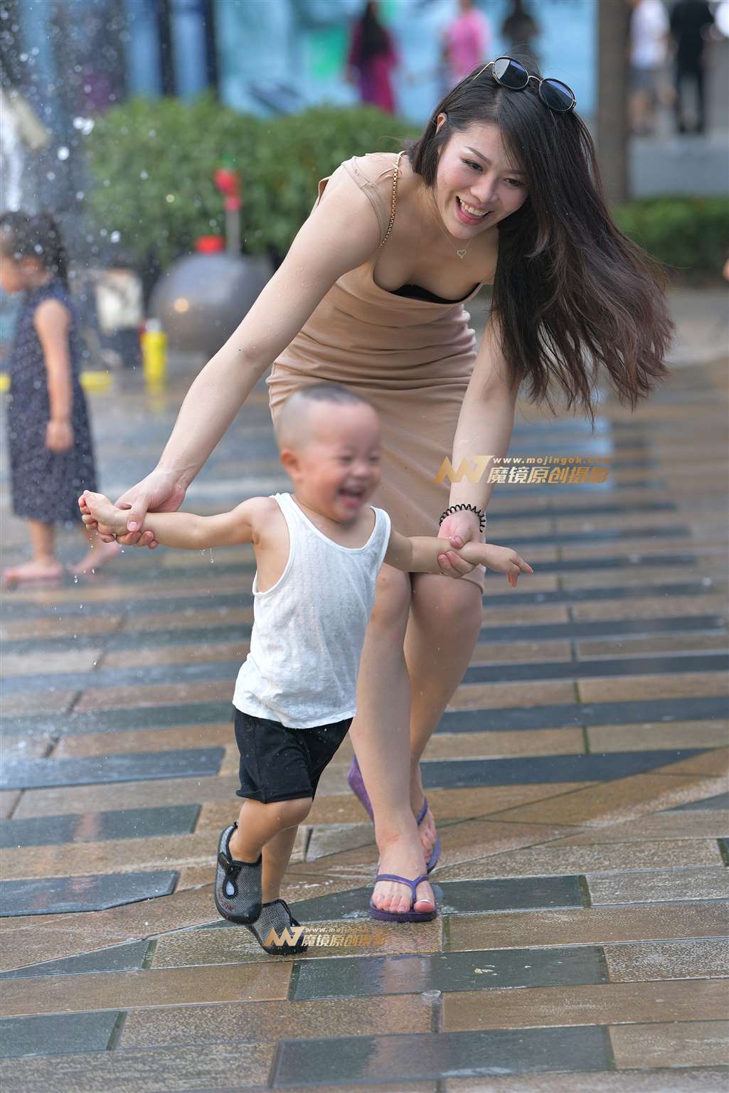 图片[1]-【红石赛帖】戏水中的温婉妈妈-街拍流行馆