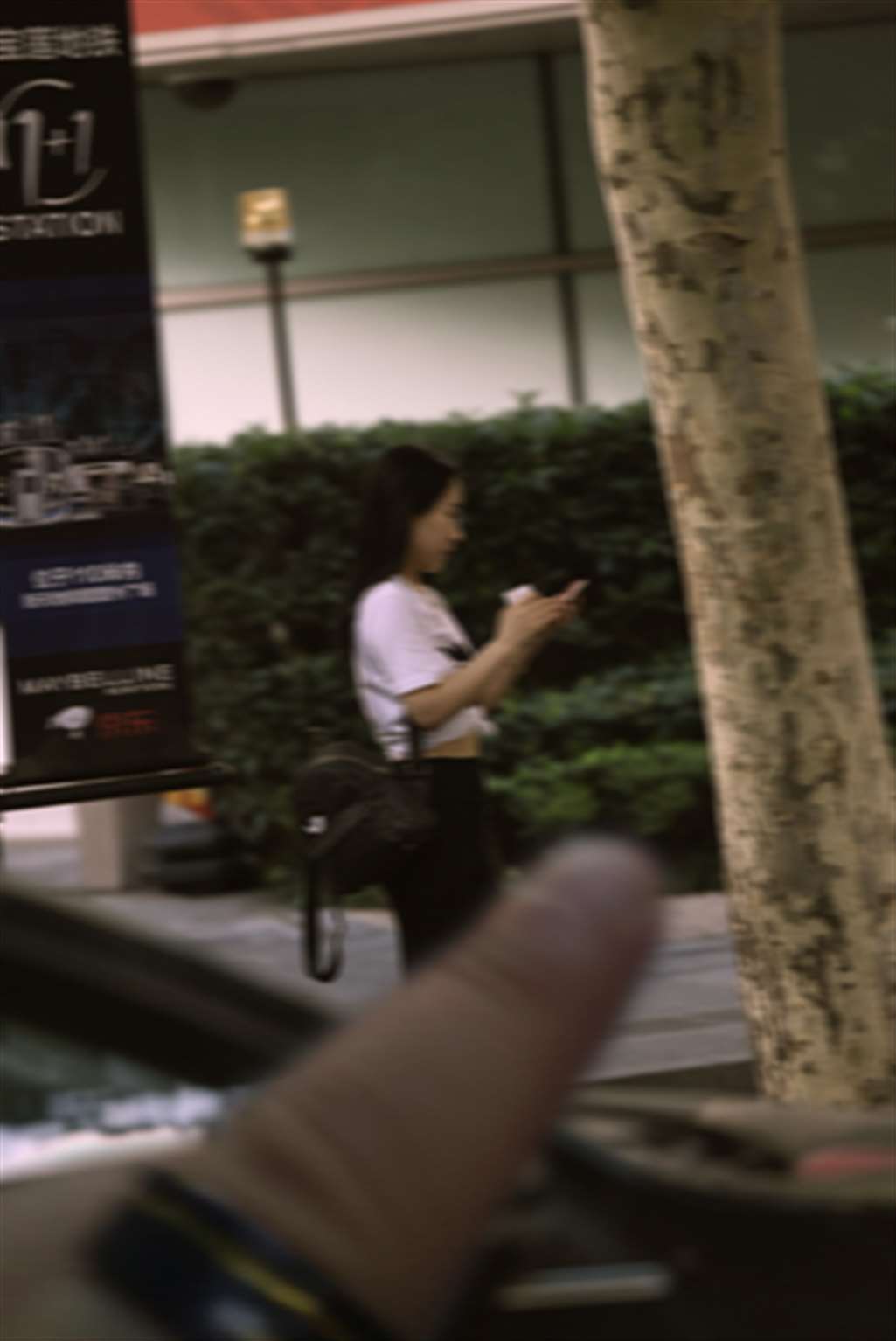 图片[3]-【咔喳赛贴】路边等车-街拍流行馆