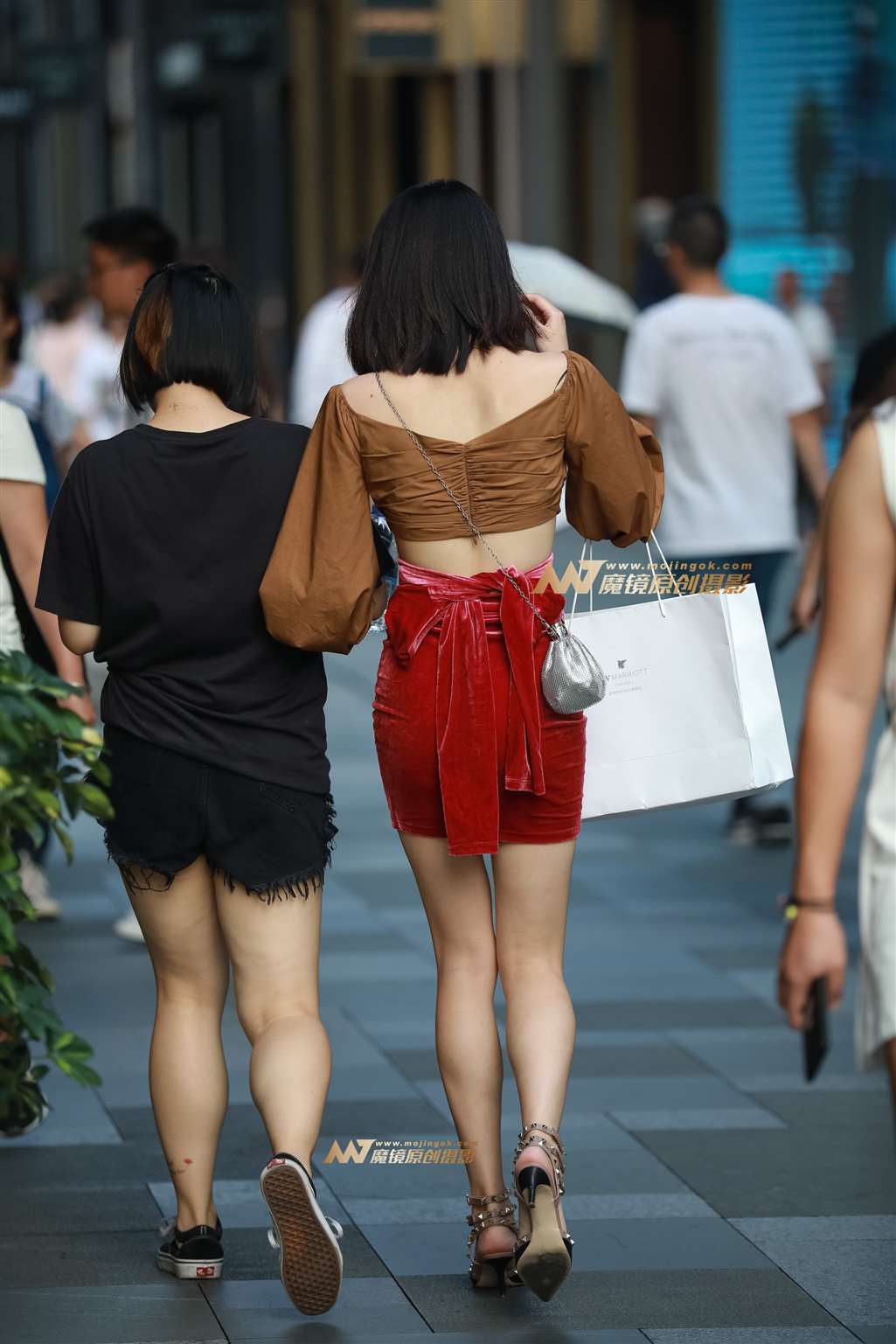 图片[2]-【凯恩赛帖】长腿性感红裙 勾勒迷人身材!-街拍流行馆
