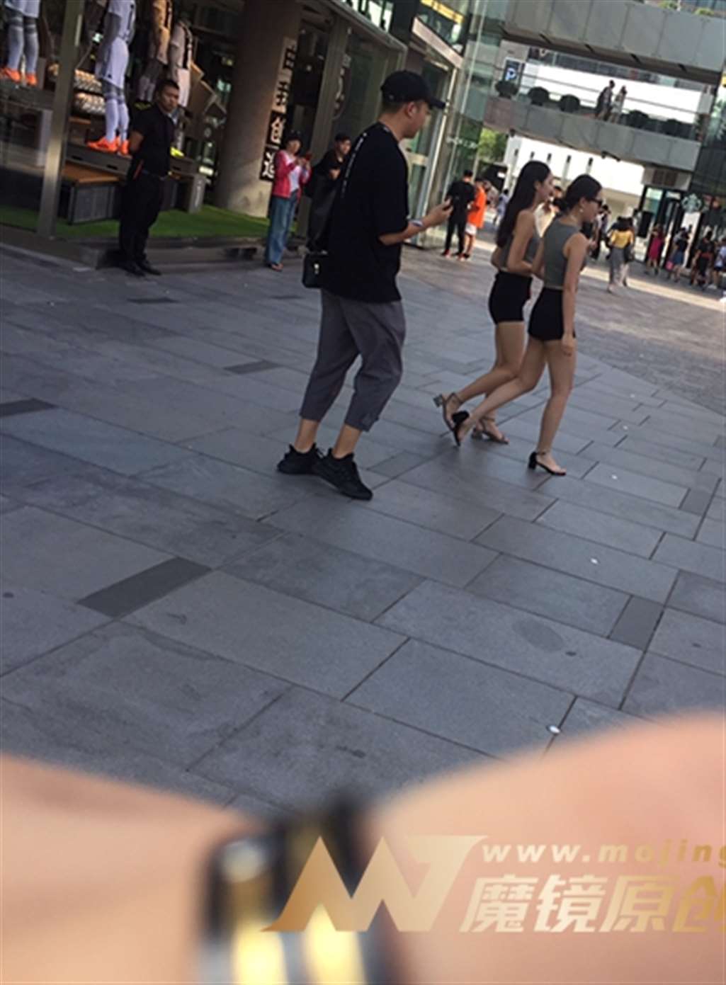 图片[3]-【红石赛帖】两个身材性感的美女-街拍流行馆