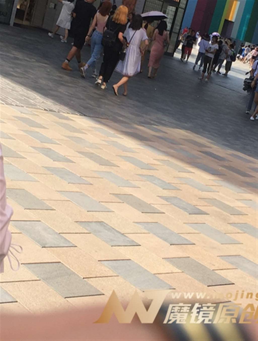 图片[3]-【红石赛帖】逛街的性感少妇-街拍流行馆