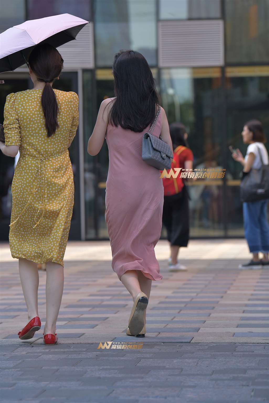 图片[2]-【红石赛帖】逛街的性感少妇-街拍流行馆