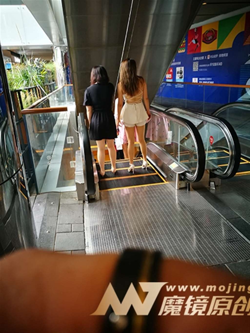 图片[2]-【赛德克赛帖】V领吊带露背装 美腿高跟少妇-街拍流行馆