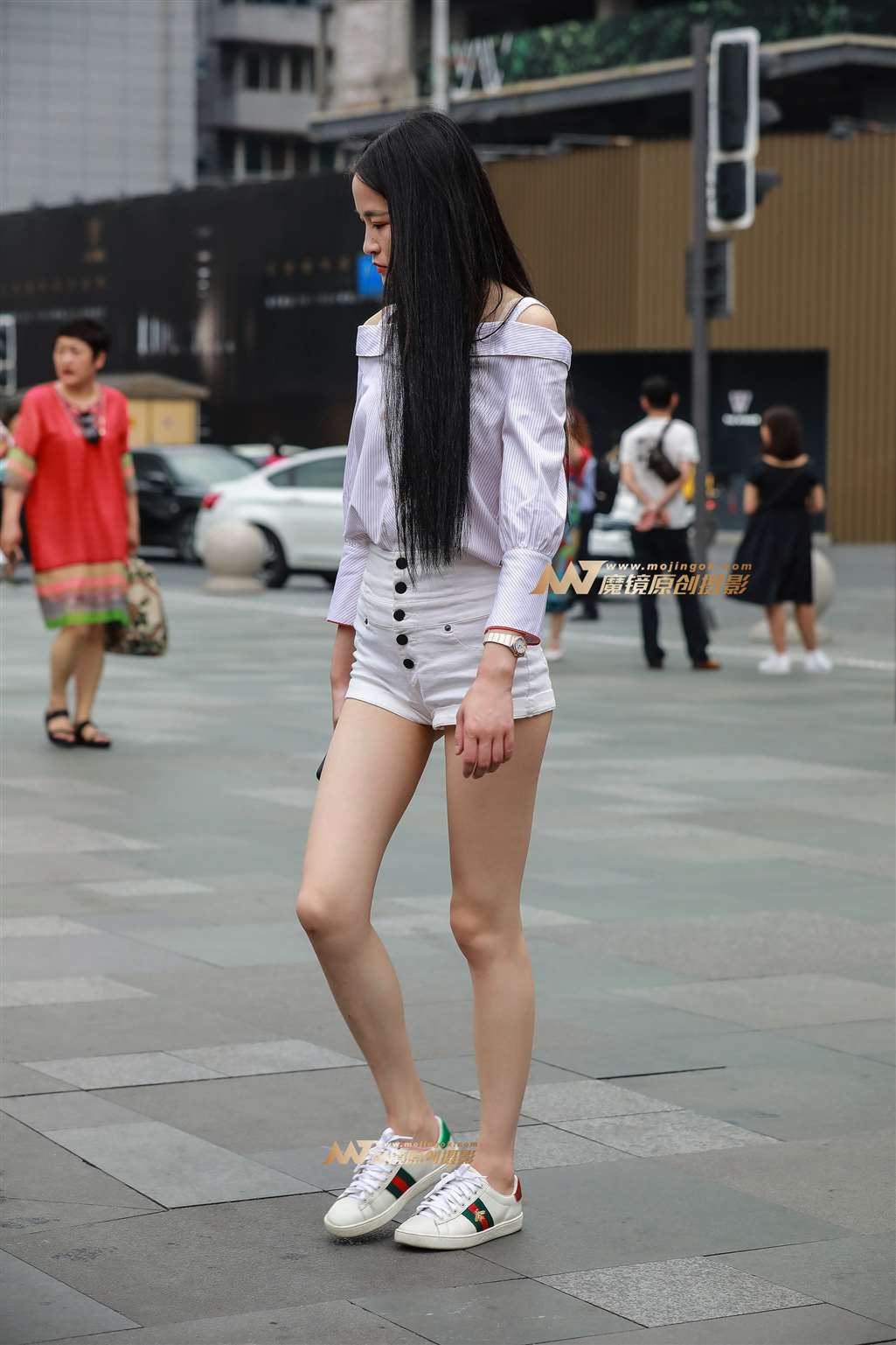 图片[4]-【视觉冲击赛帖】苗条大长腿，热裤MM-街拍流行馆