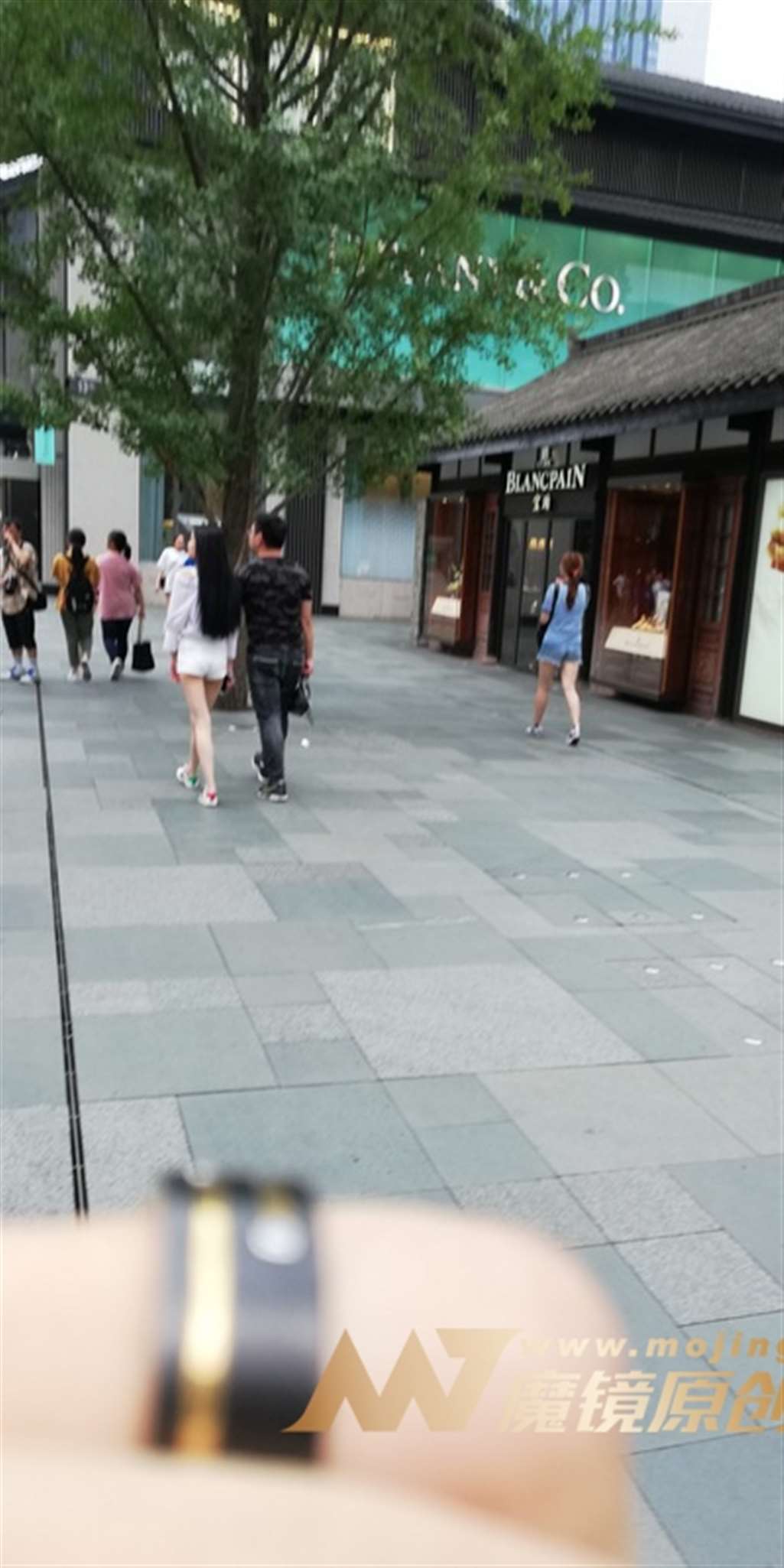 图片[3]-【视觉冲击赛帖】苗条大长腿，热裤MM-街拍流行馆