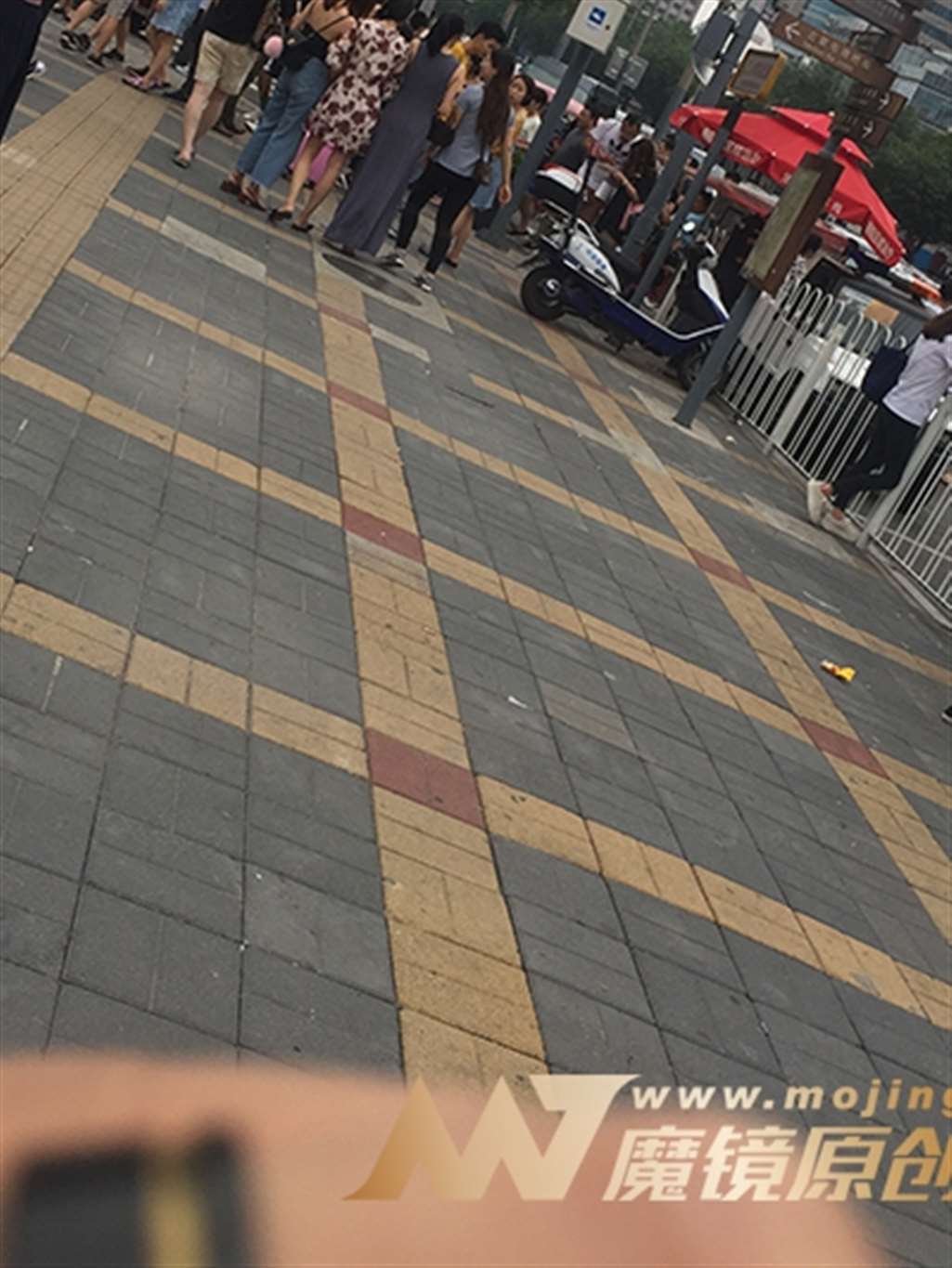图片[3]-【红石赛帖】落落大方的美女-街拍流行馆