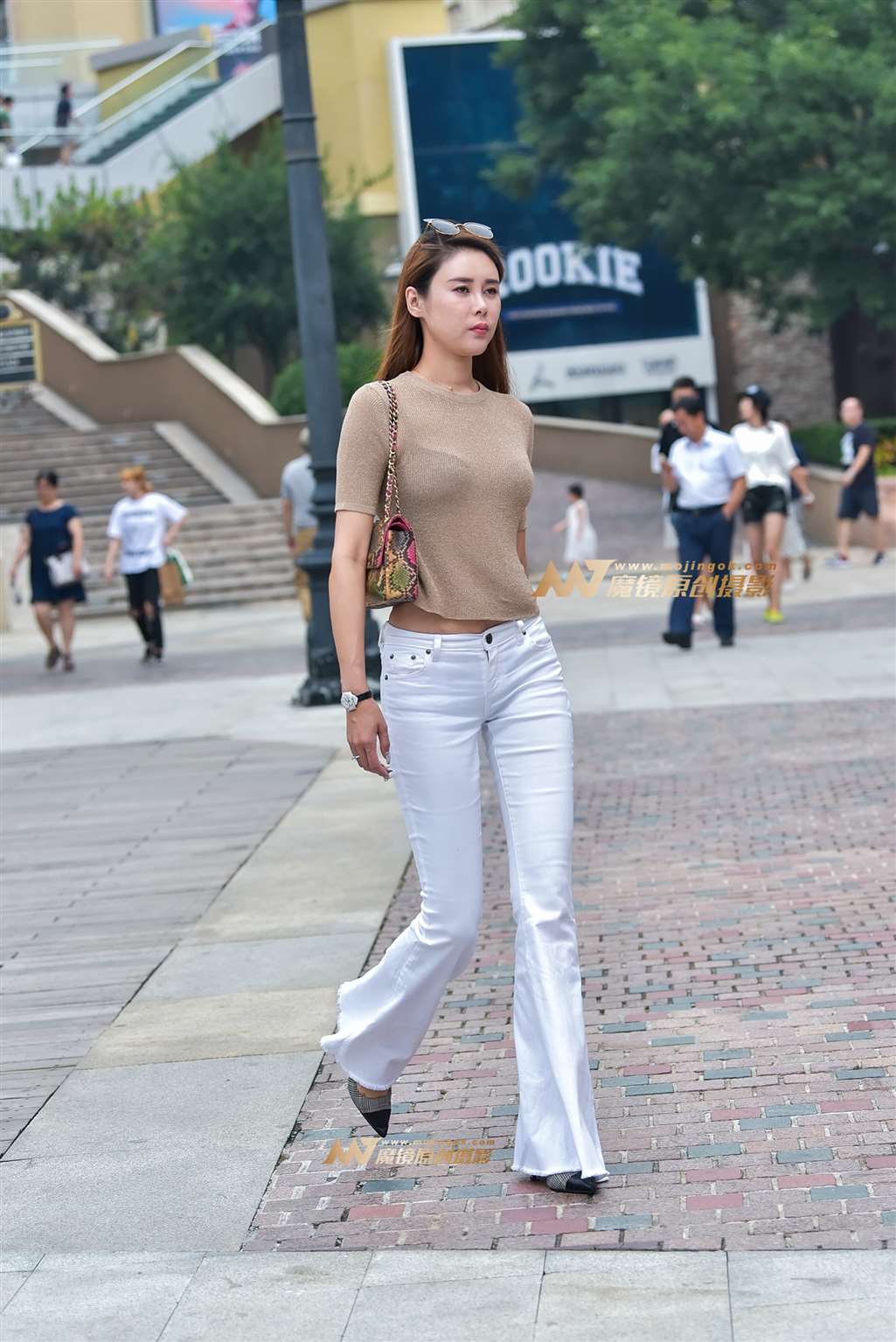 图片[5]-【赛德克赛帖】高挑的白色喇叭裤气质女郎-街拍流行馆