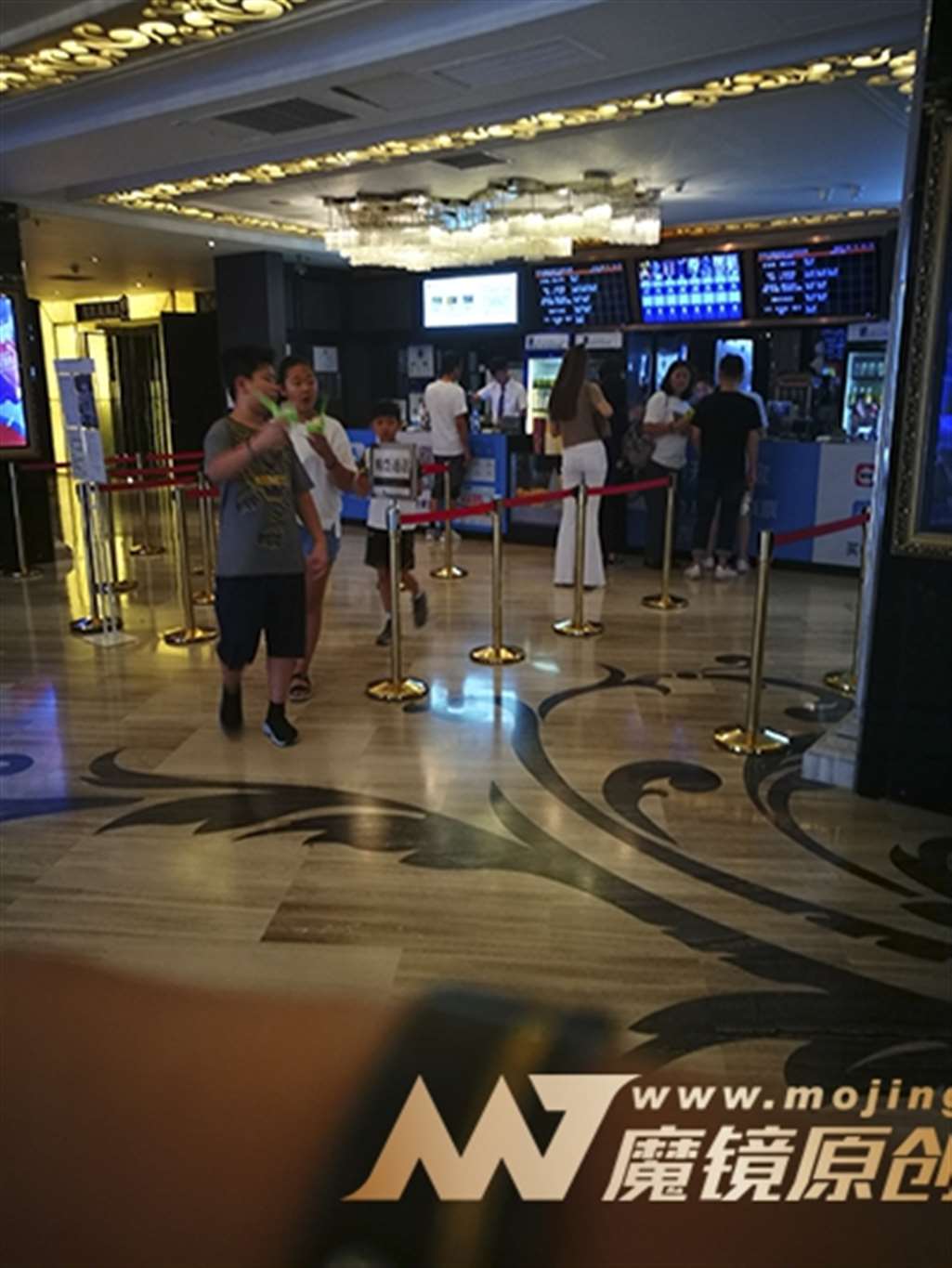 图片[2]-【赛德克赛帖】高挑的白色喇叭裤气质女郎-街拍流行馆