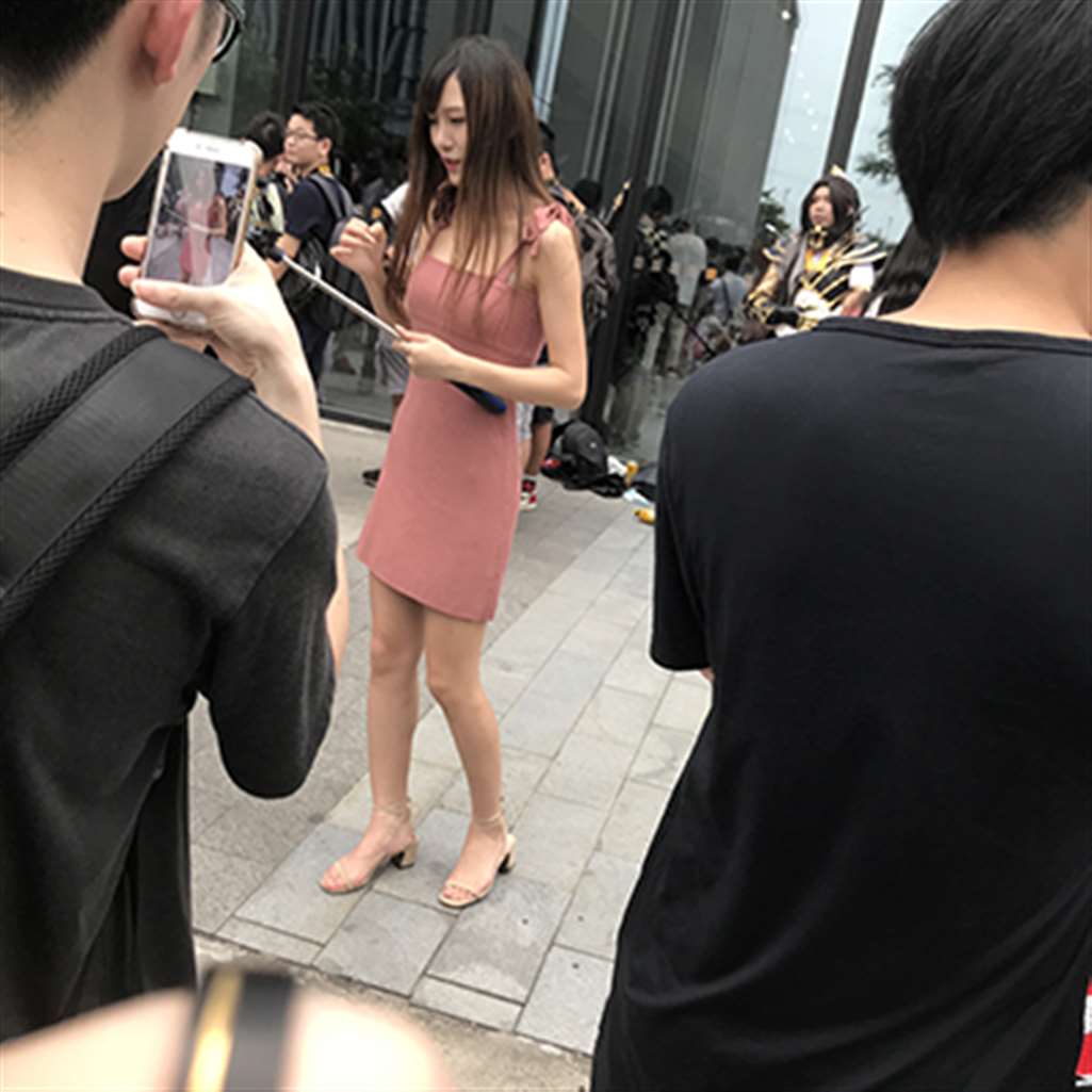图片[3]-[辉辉赛贴]露背漂亮小美眉-街拍流行馆