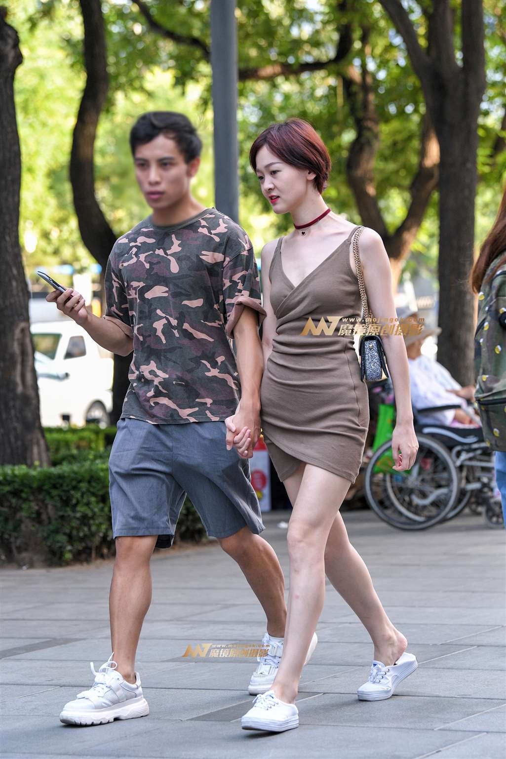 图片[1]-【久久赛帖】吊带包臀裙美女-街拍流行馆