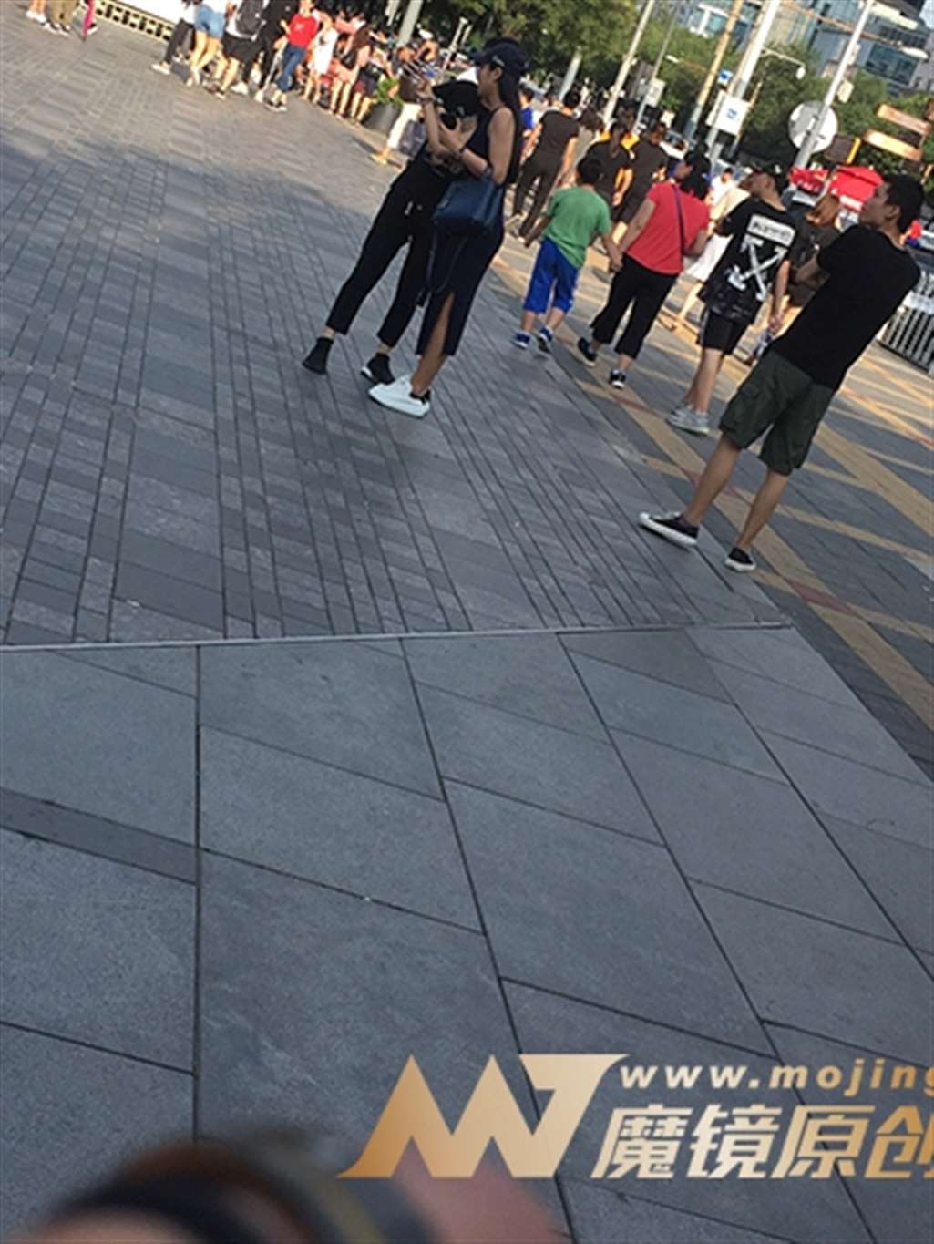 图片[3]-【红石赛帖】紧身长裙性感少妇-街拍流行馆