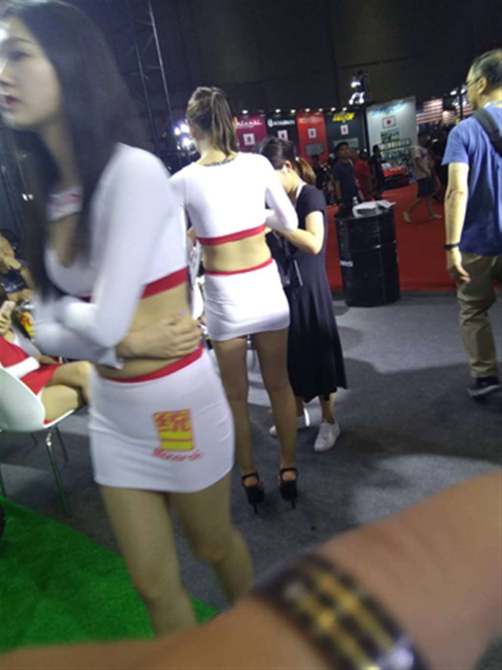 图片[3]-【咔喳赛贴】摩托二姐妹-街拍流行馆