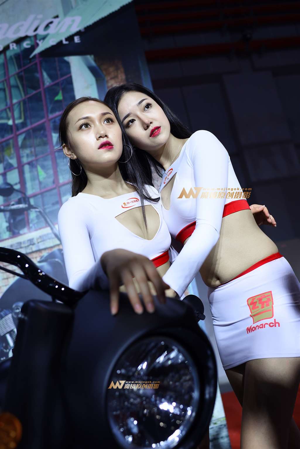 图片[1]-【咔喳赛贴】摩托二姐妹-街拍流行馆