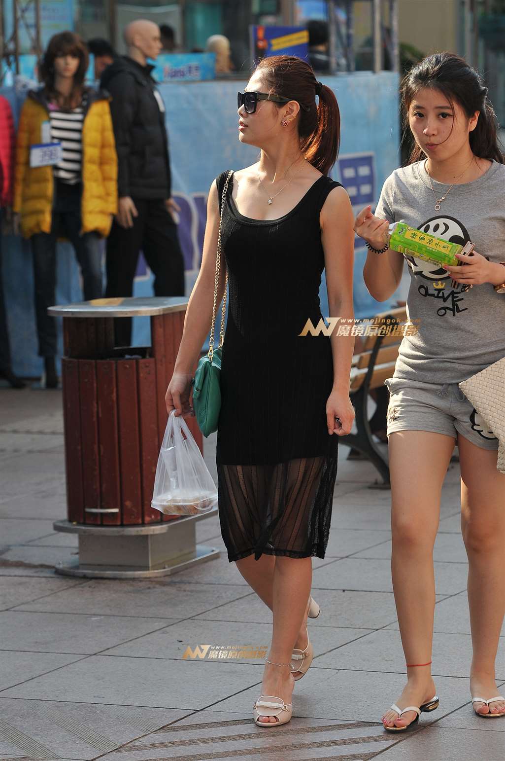 图片[4]-黑裙美胸少妇-街拍流行馆