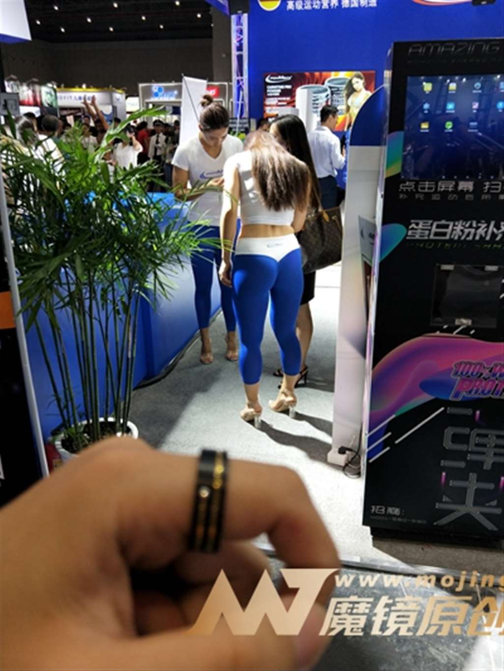 图片[3]-【欧阳幽明赛帖】紧身蓝色瑜伽裤高跟美女-街拍流行馆