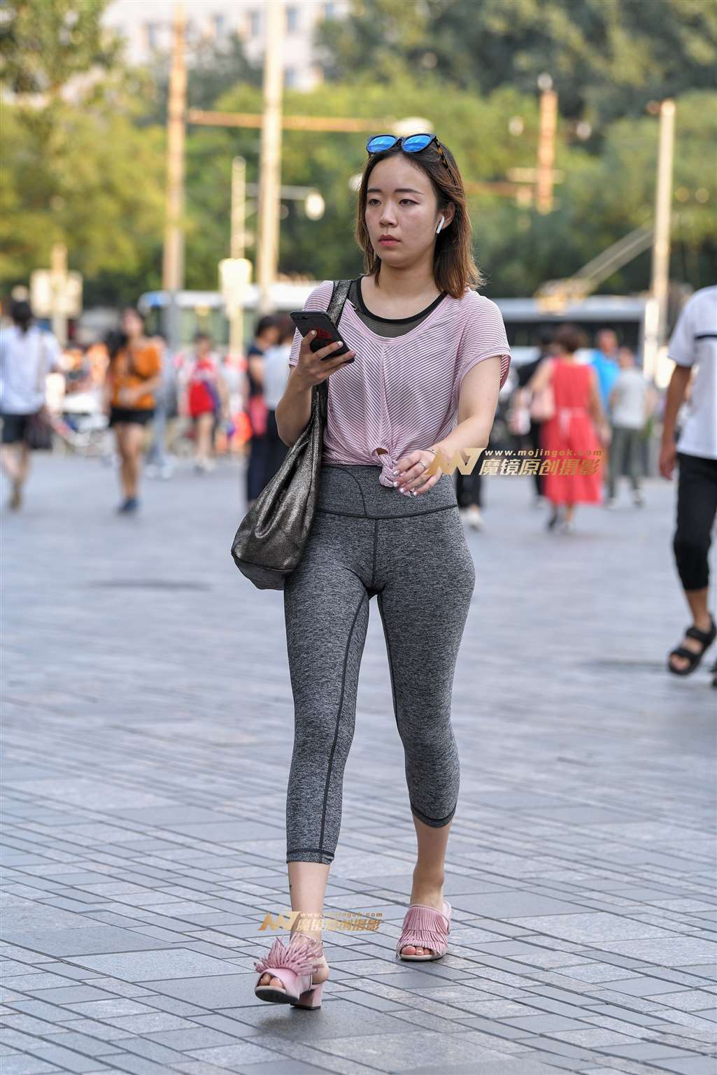 图片[5]-【久久赛帖】灰色紧身瑜伽裤少妇-街拍流行馆