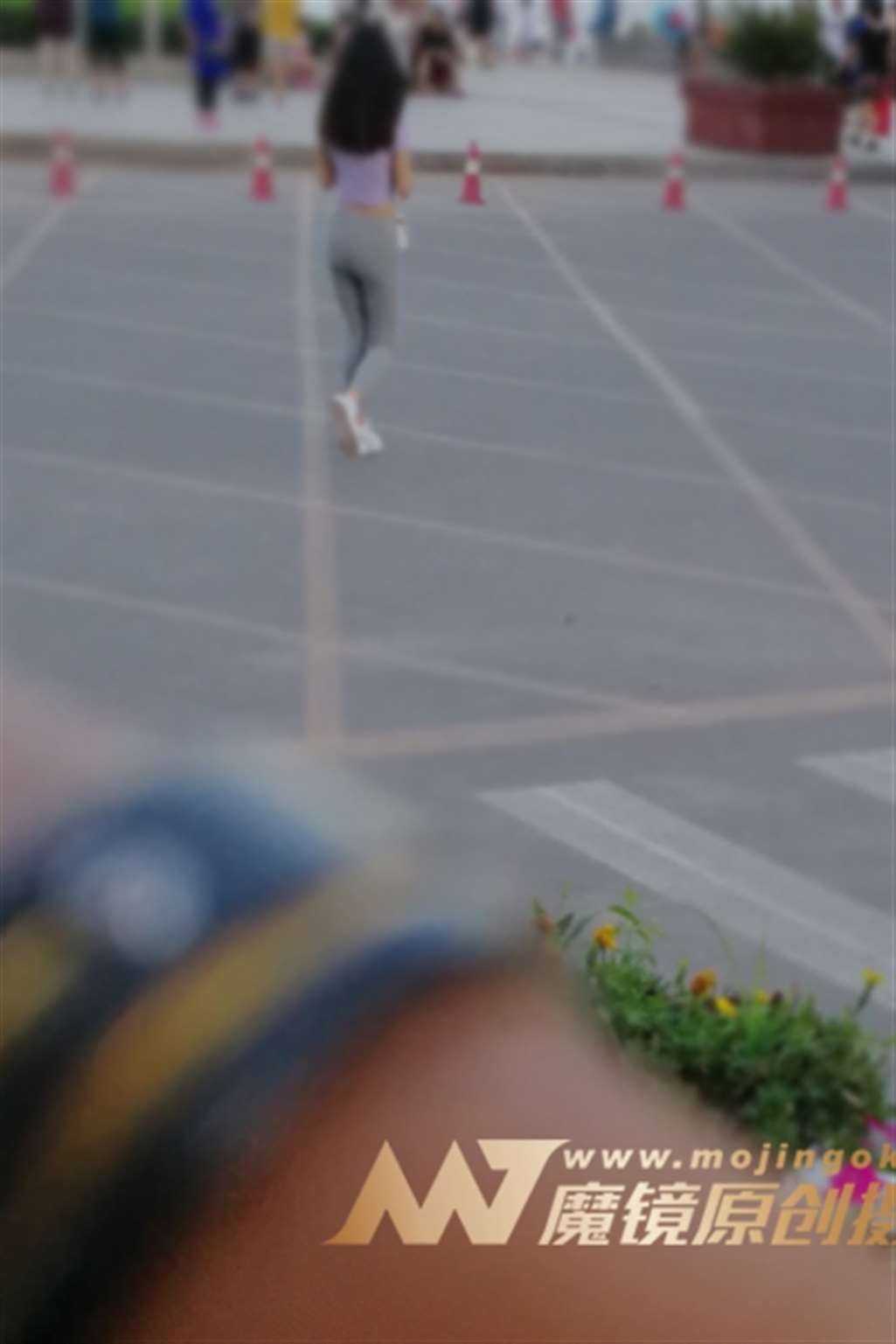 图片[4]-【小默赛帖】第1230篇美女灰色修身裤-街拍流行馆