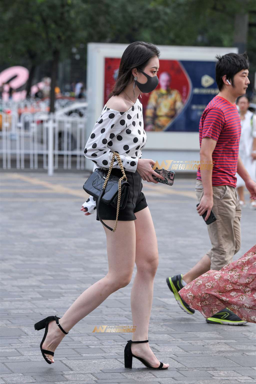 图片[1]-【久久赛帖】高跟鞋短裤翘臀美女-街拍流行馆