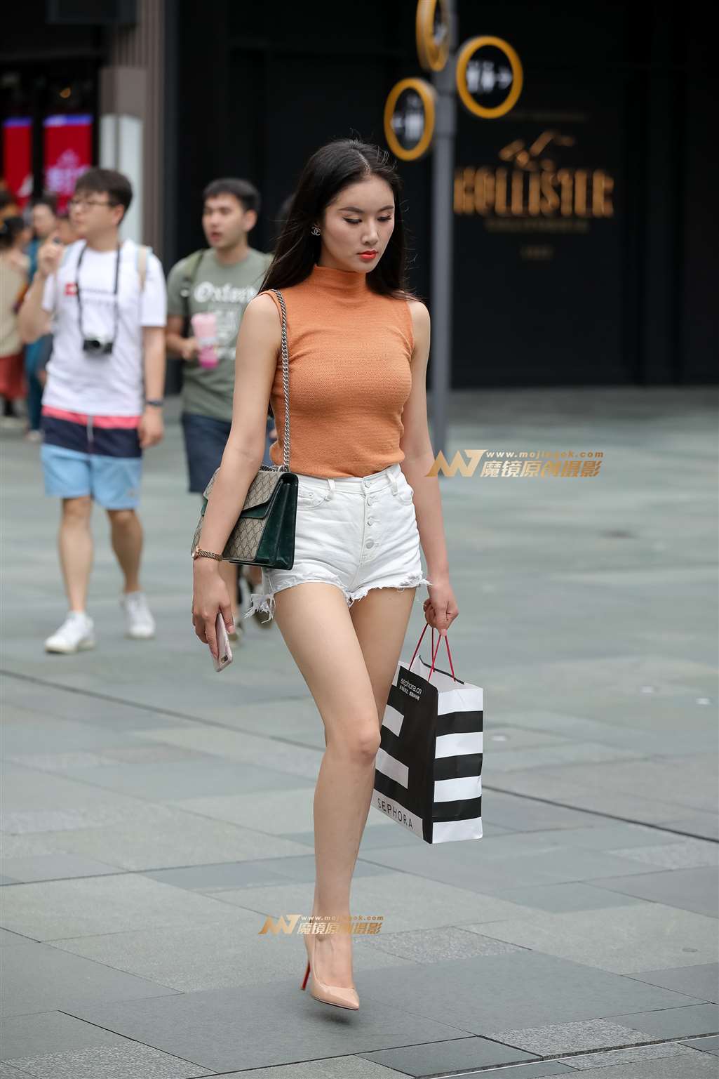 图片[1]-【凯恩赛帖】长腿热裤女人味-街拍流行馆