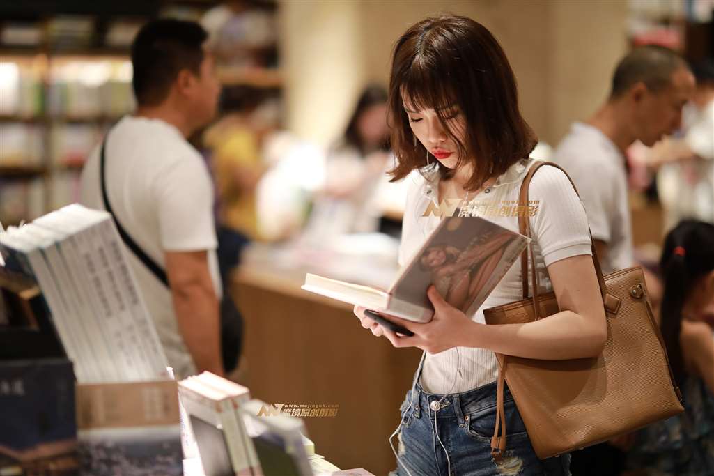 图片[1]-【凯恩作品】搭讪-书店热裤小妹-街拍流行馆