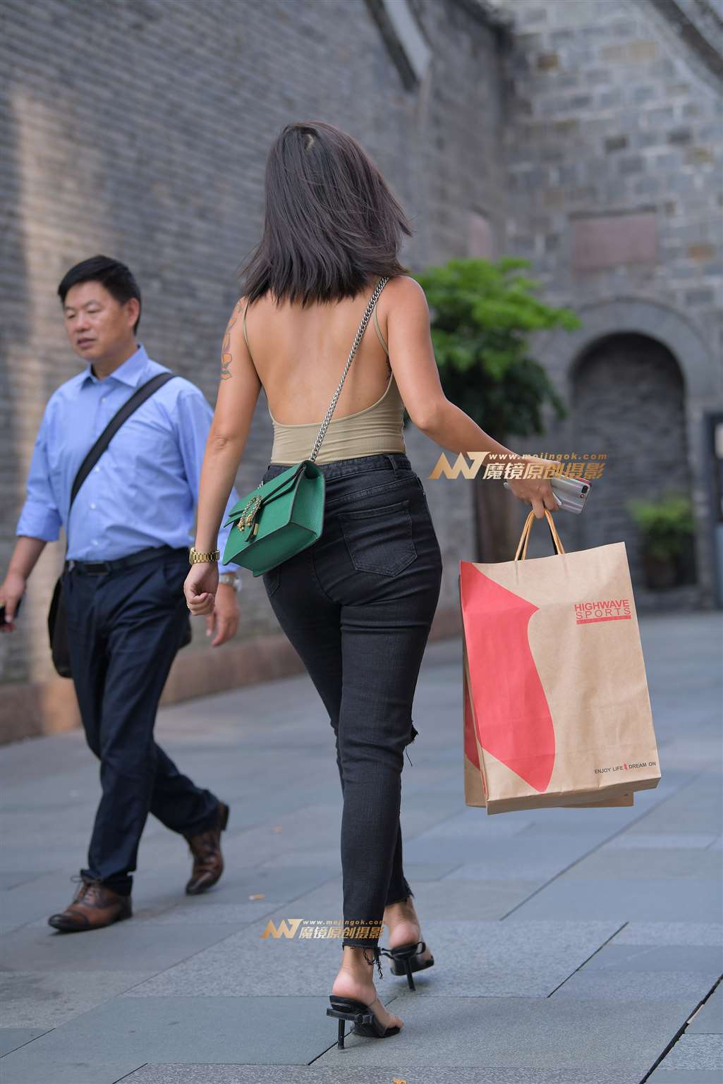 图片[2]-【街拍之魂赛帖】骄阳下的魅力少妇-街拍流行馆
