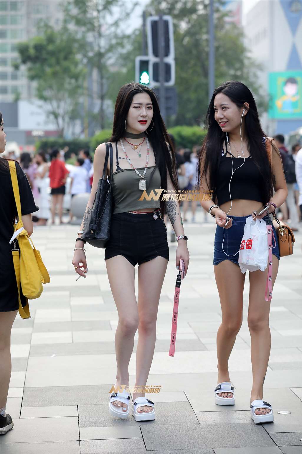 图片[1]-【凯恩赛贴】热裤辣妹弯弯月牙-街拍流行馆
