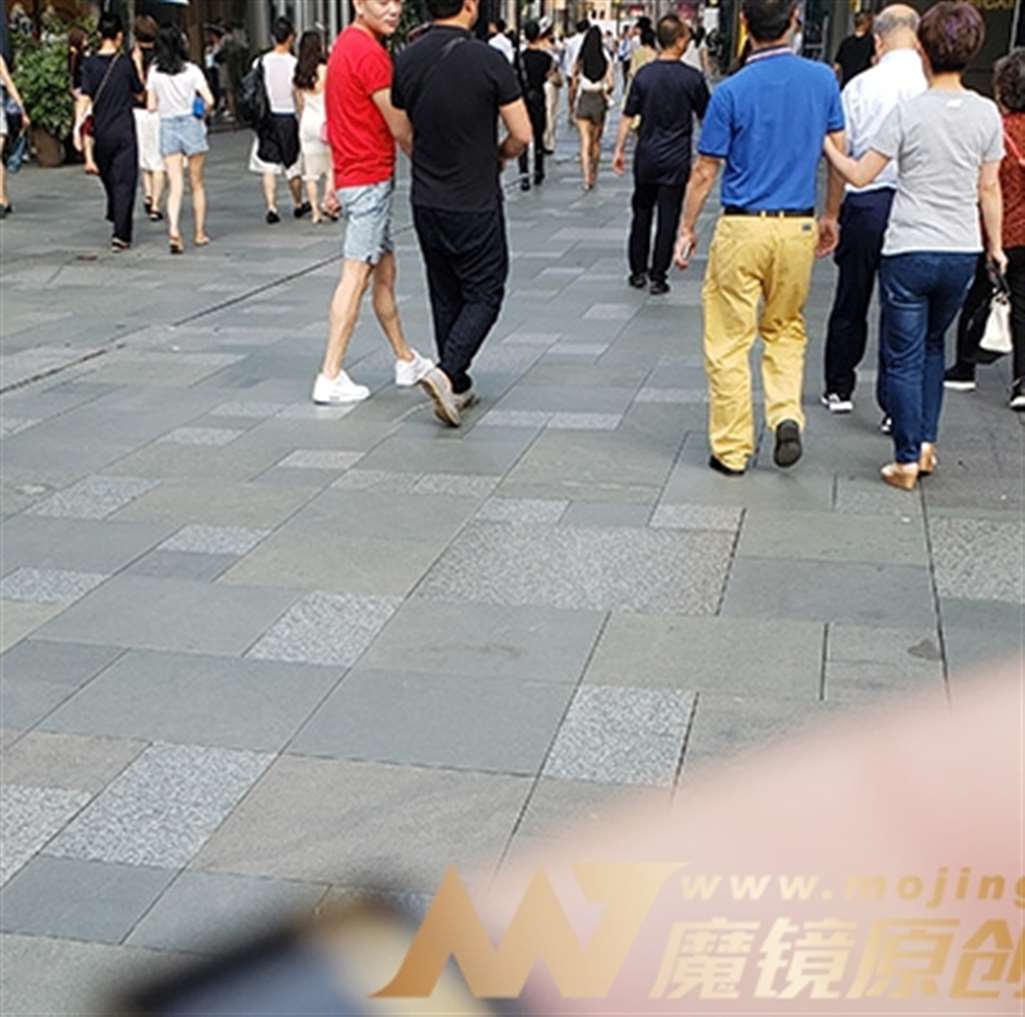 图片[3]-【凯恩赛贴】白T热裤-街拍流行馆