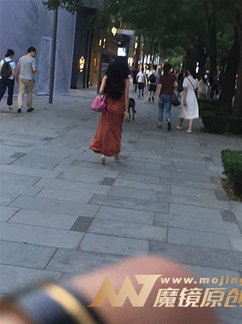 图片[3]-【红石赛帖】傍晚逛街的气质少妇-街拍流行馆
