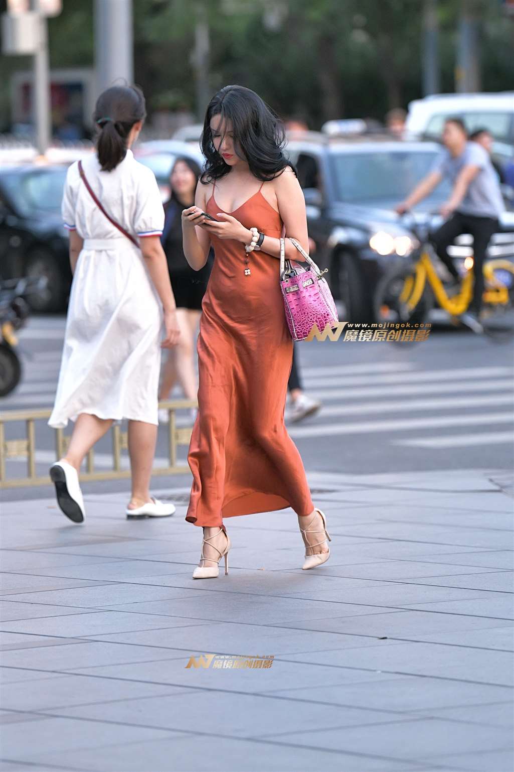 图片[4]-【红石赛帖】傍晚逛街的气质少妇-街拍流行馆