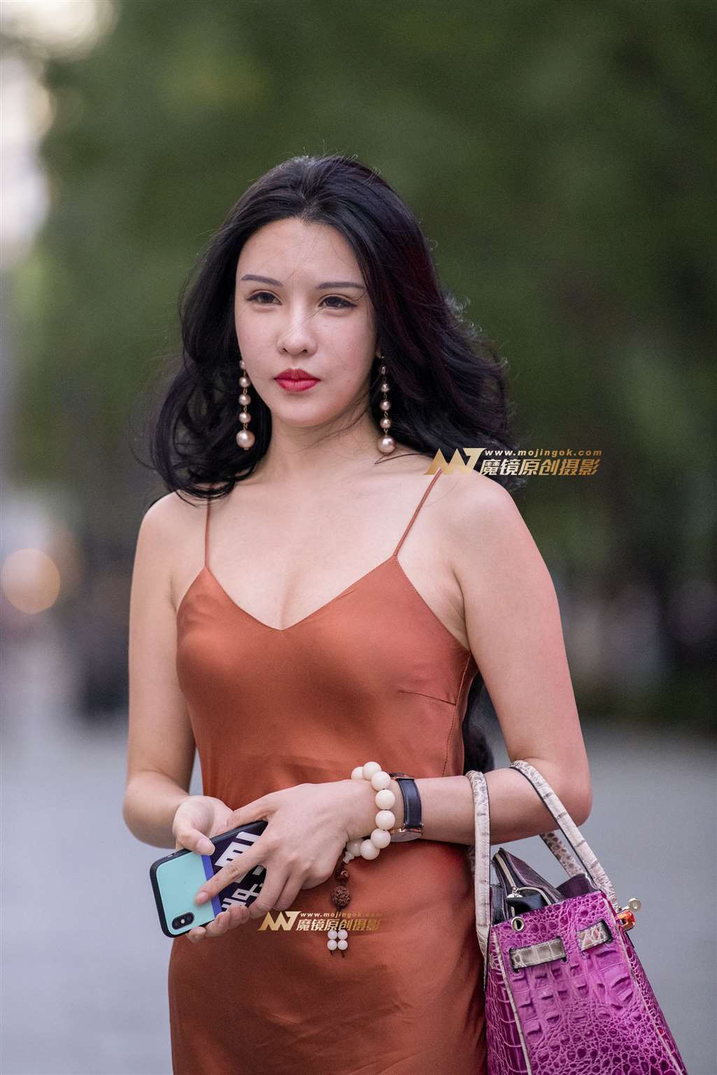 图片[1]-【红石赛帖】傍晚逛街的气质少妇-街拍流行馆