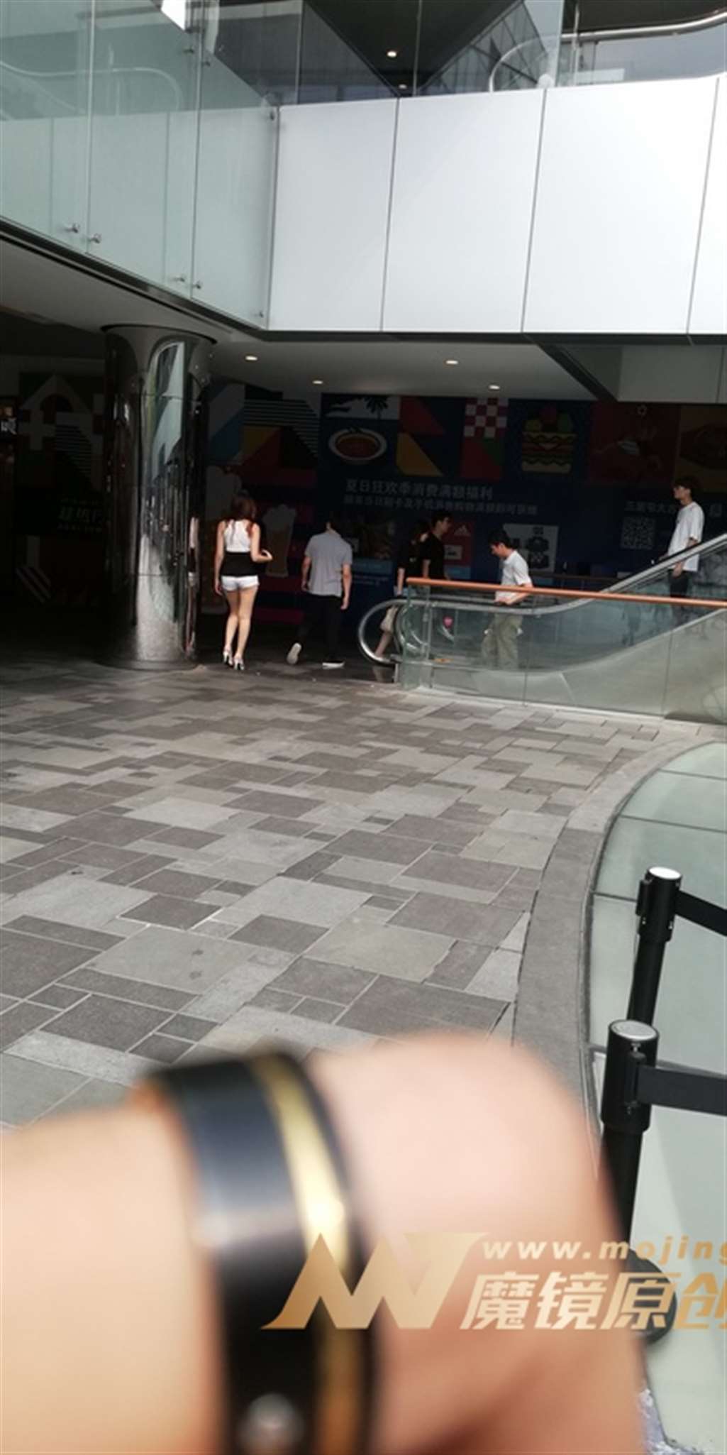 图片[3]-【视觉冲击赛贴】白热裤，大长腿高跟美女-街拍流行馆