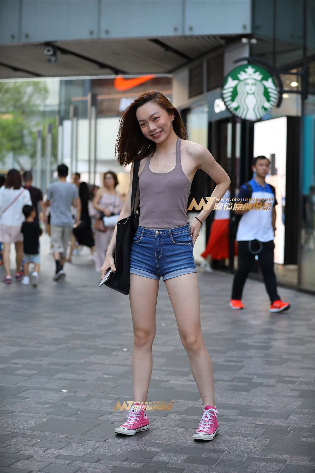 图片[4]-【视觉冲击赛贴】小背心，小月牙热裤MM-街拍流行馆
