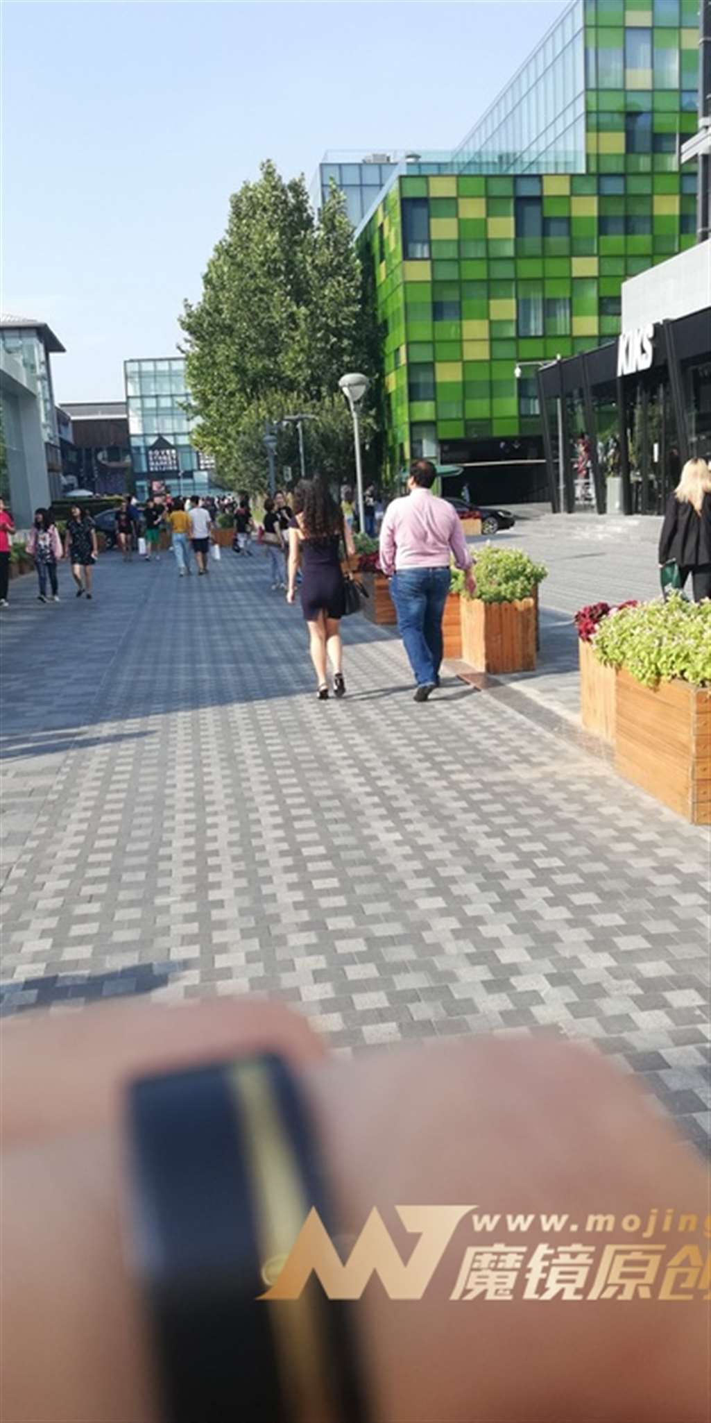 图片[3]-【视觉冲击赛贴】紧致包臀裙少妇-街拍流行馆