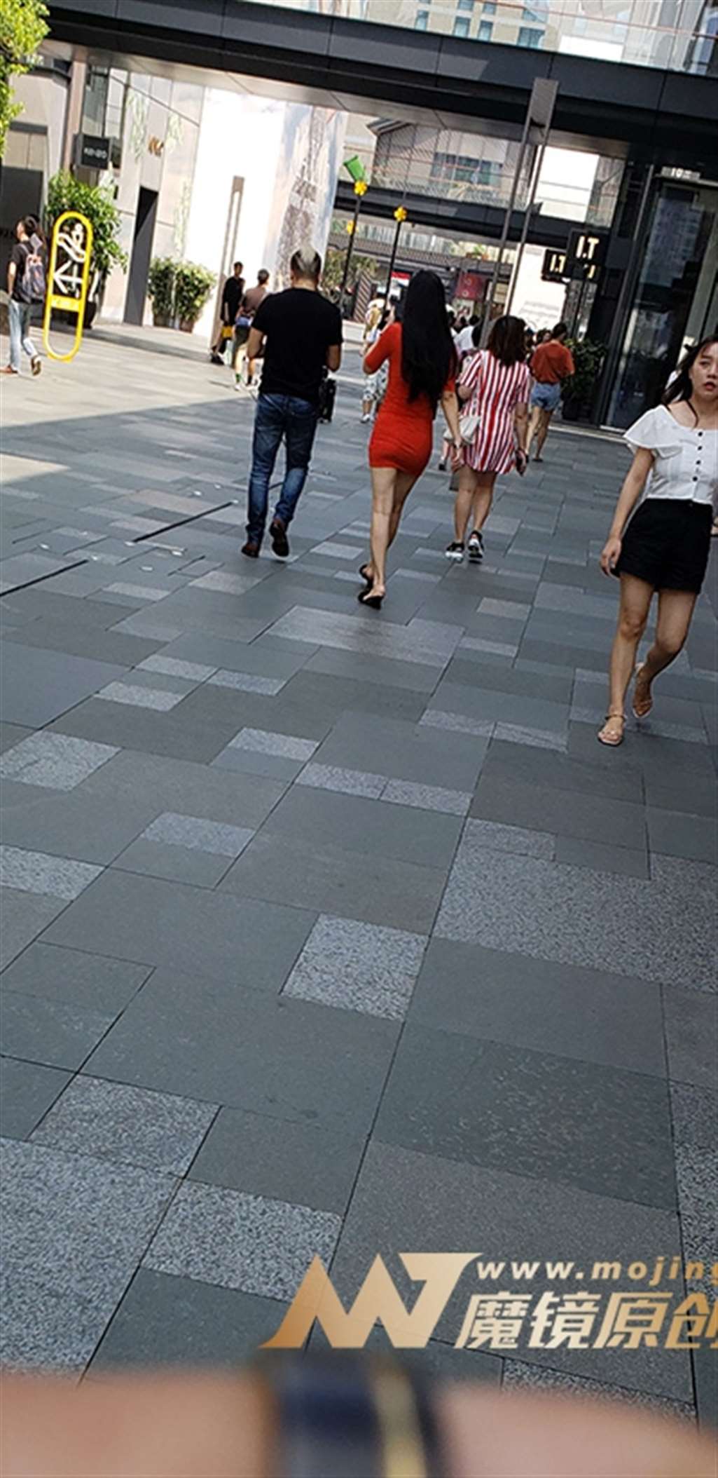 图片[3]-【凯恩赛帖】红裙包臀 有些性感-街拍流行馆