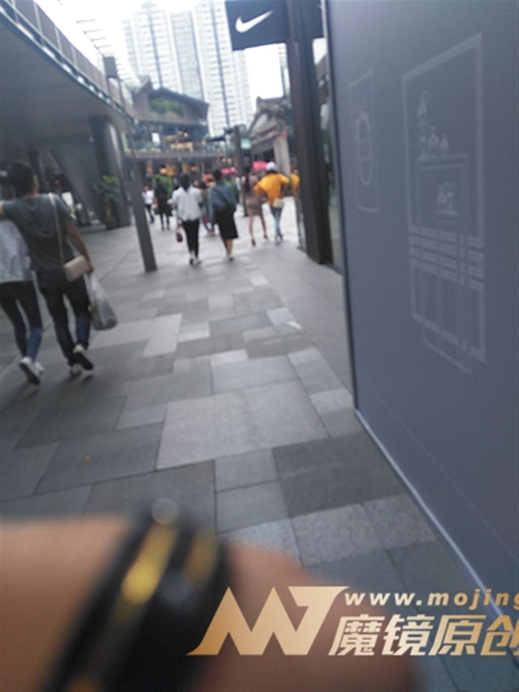 图片[3]-【街拍之魂赛帖】包臀金色高跟大长腿-街拍流行馆