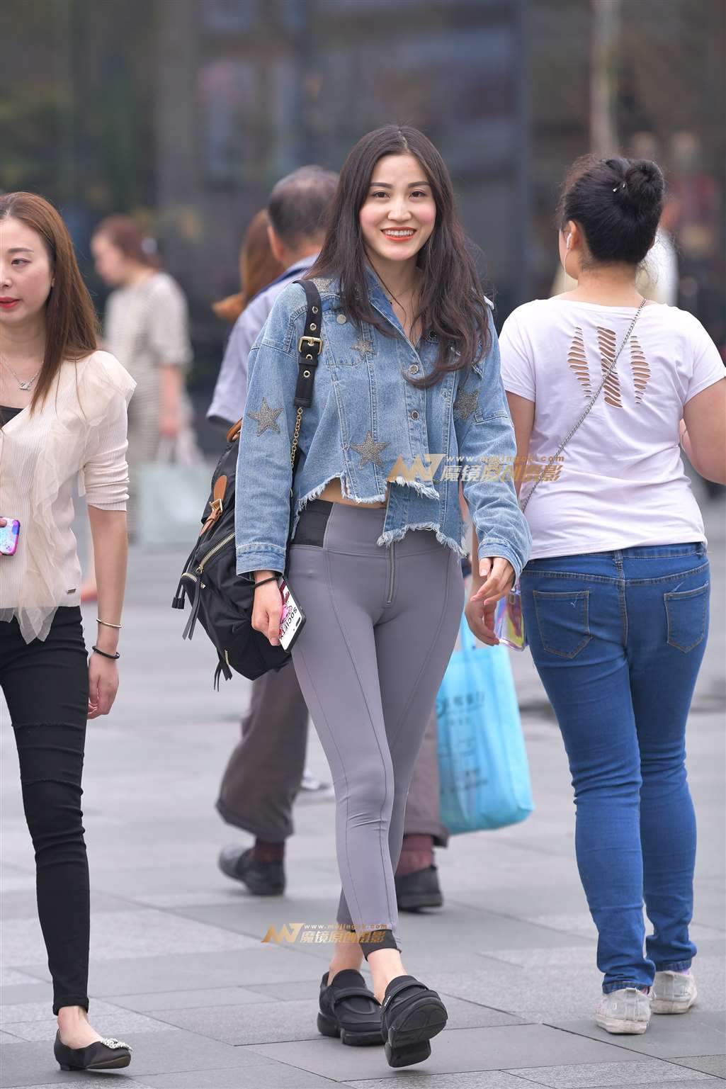 图片[1]-【凯恩赛帖】性感美臀裤-街拍流行馆