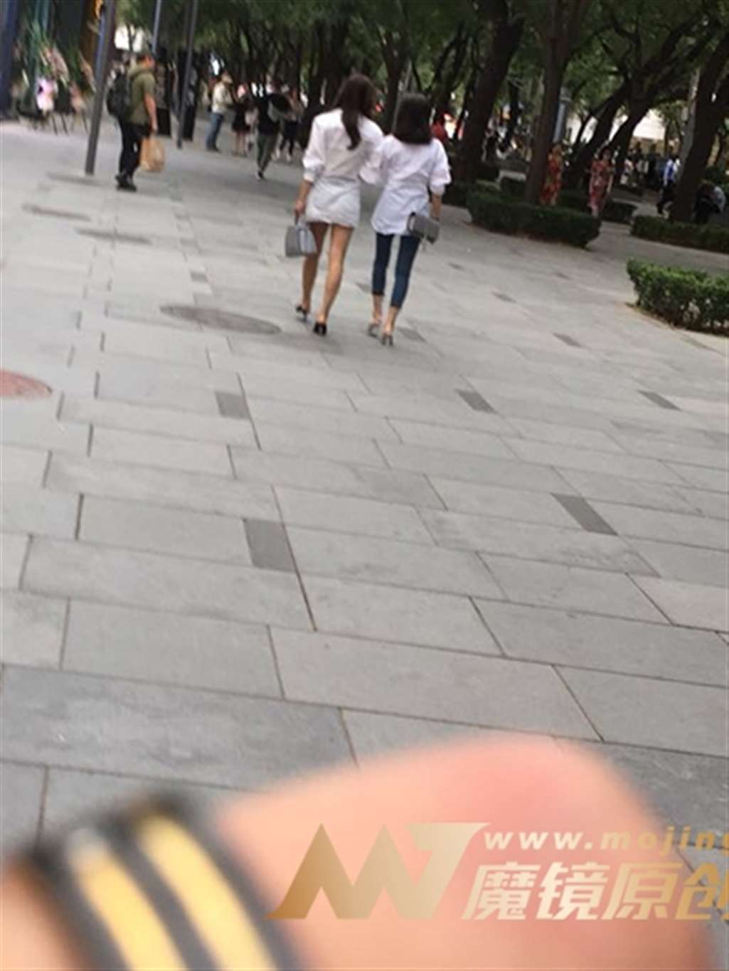 图片[3]-【红石赛帖】性感白裙少妇-街拍流行馆